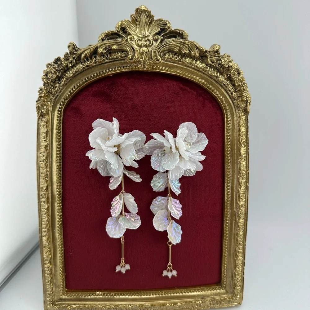 Zara Kate Middleton Elegant White Floral Drop Earrings - Picture 3 of 7